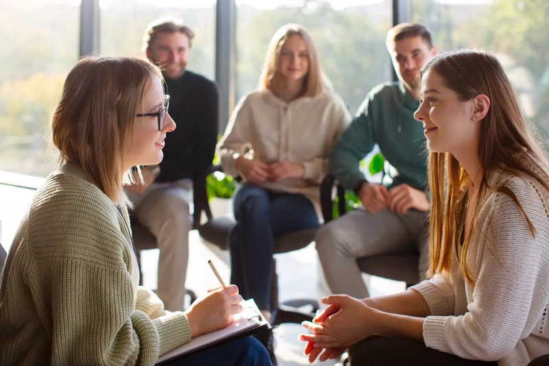 Participanți într-un atelier practic de educație emoțională